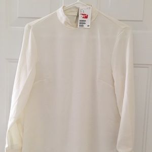 H&M’s off white top